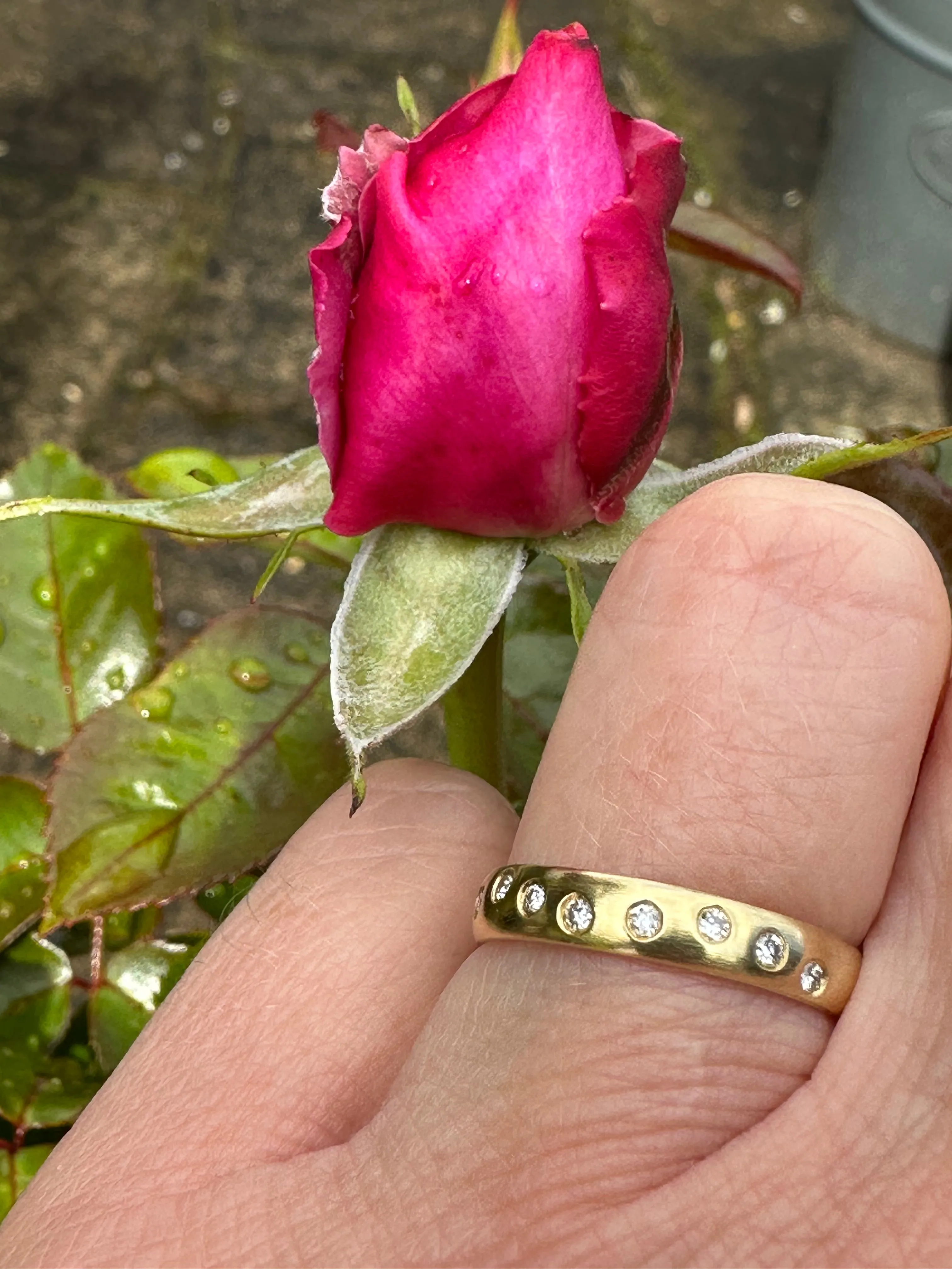 18ct yellow gold scattered 0.08ct diamond comfort court ring