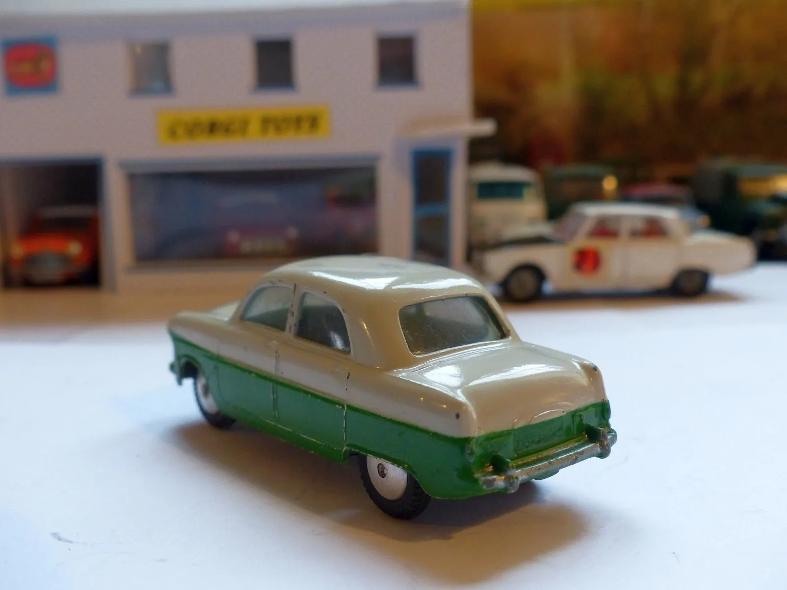 200 Ford Consul in green and off-white