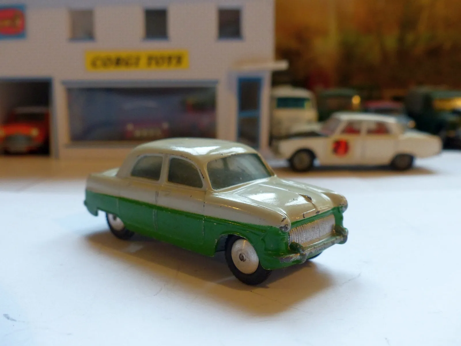 200 Ford Consul in green and off-white