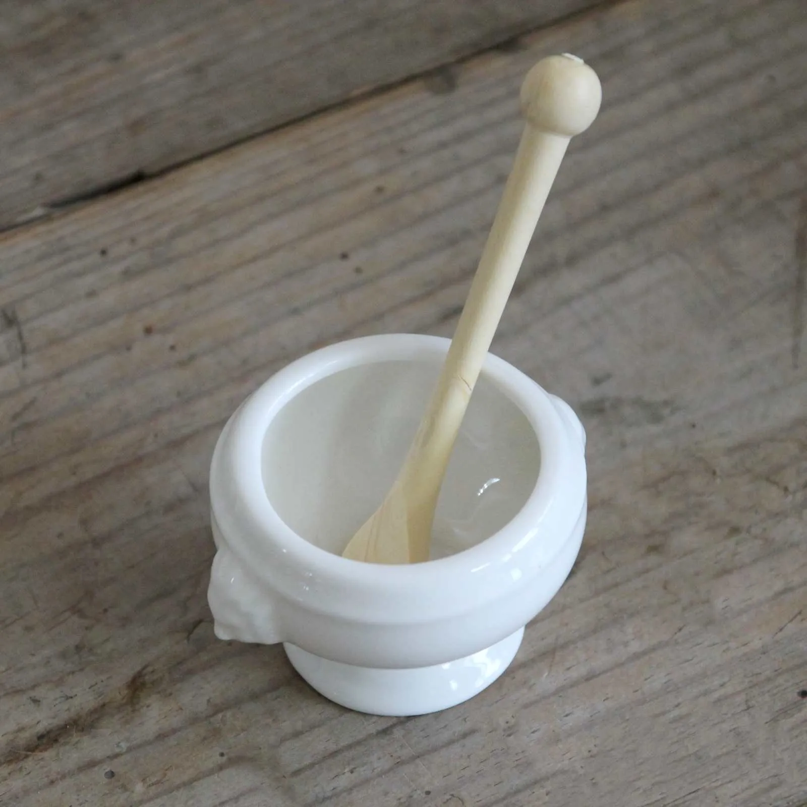 Boxwood Mustard Scoop