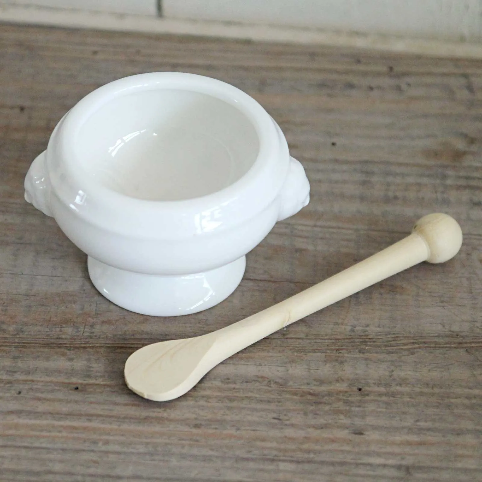 Boxwood Mustard Scoop
