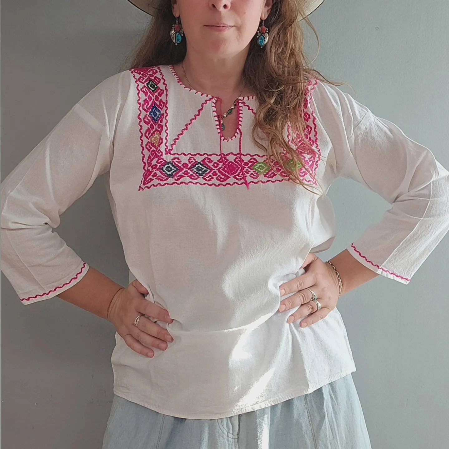 EMBROIDERED COTTON BLOUSE.