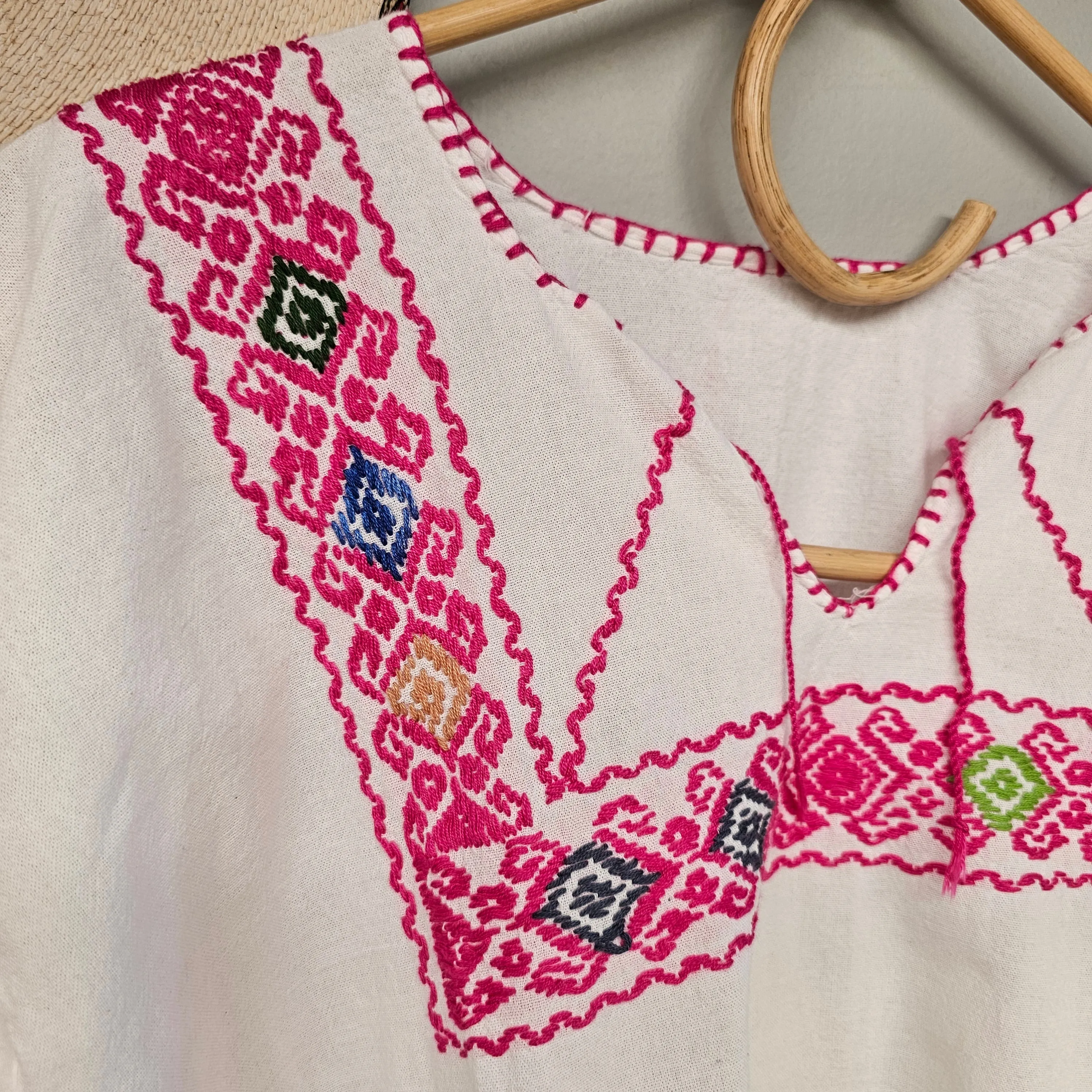 EMBROIDERED COTTON BLOUSE.