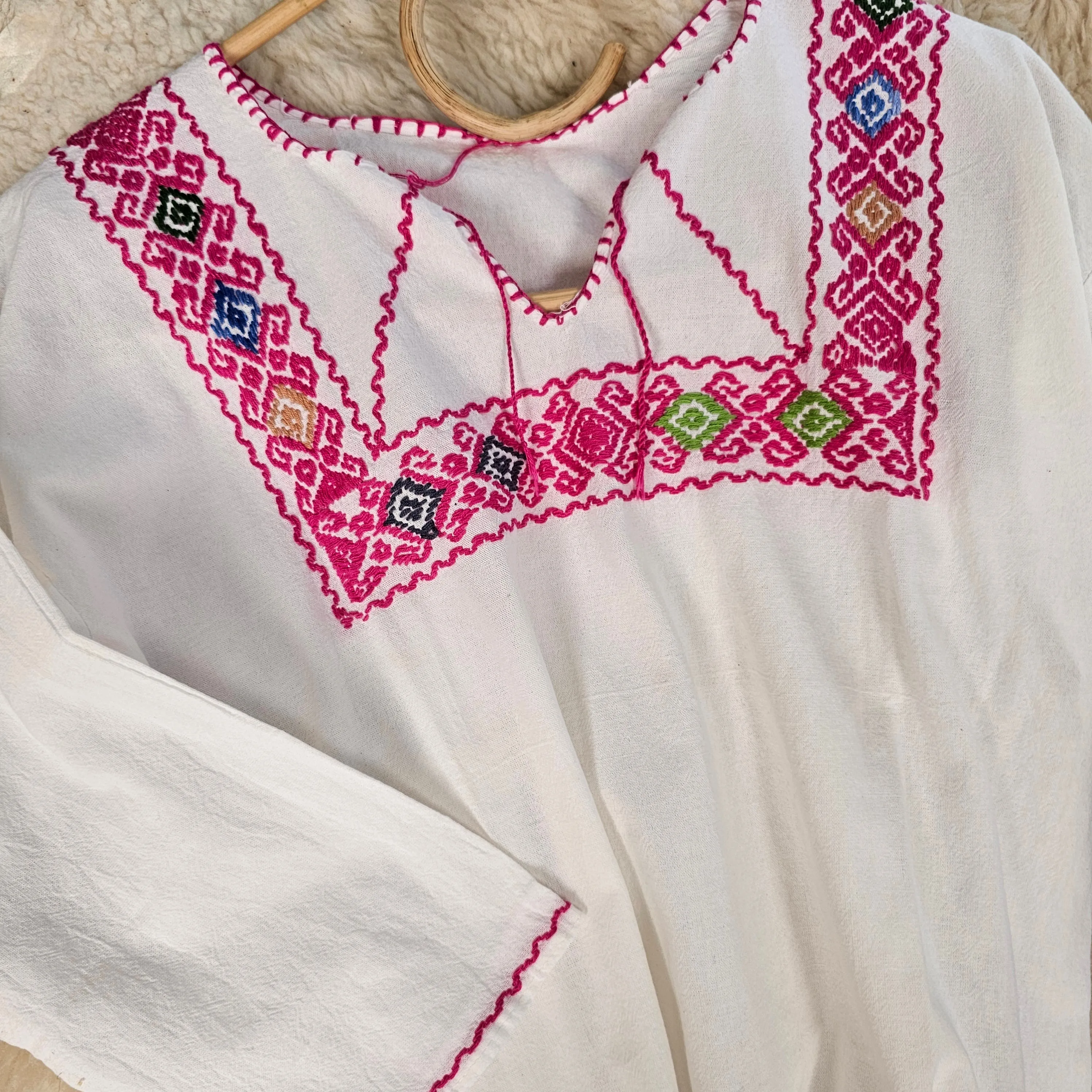 EMBROIDERED COTTON BLOUSE.