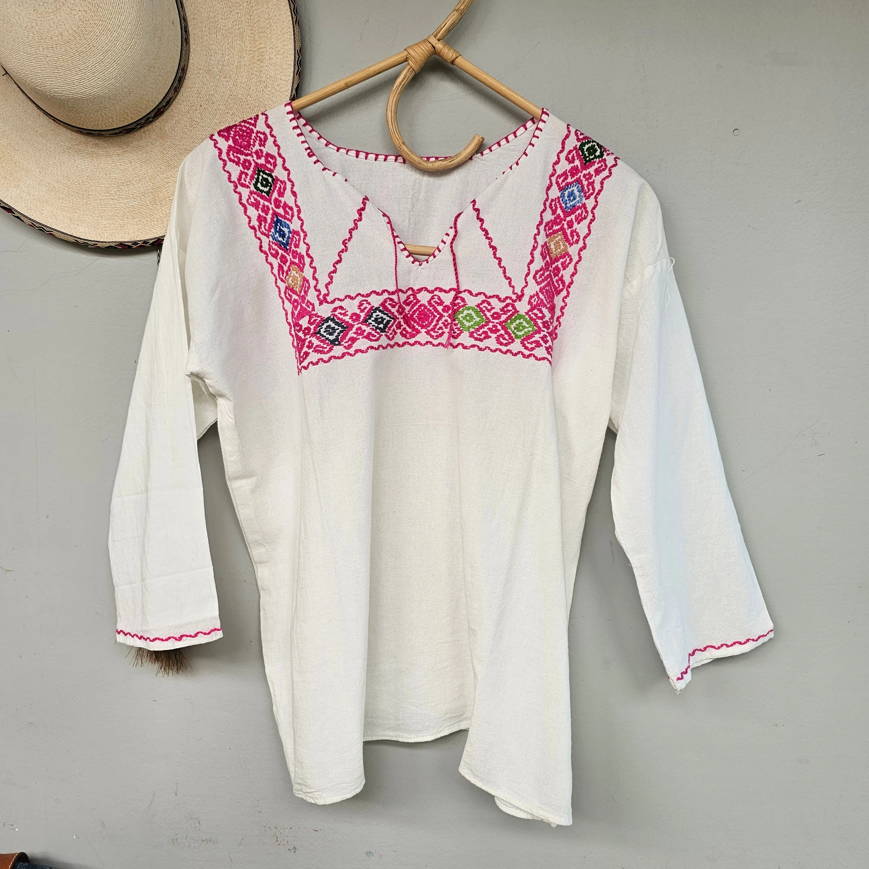 EMBROIDERED COTTON BLOUSE.