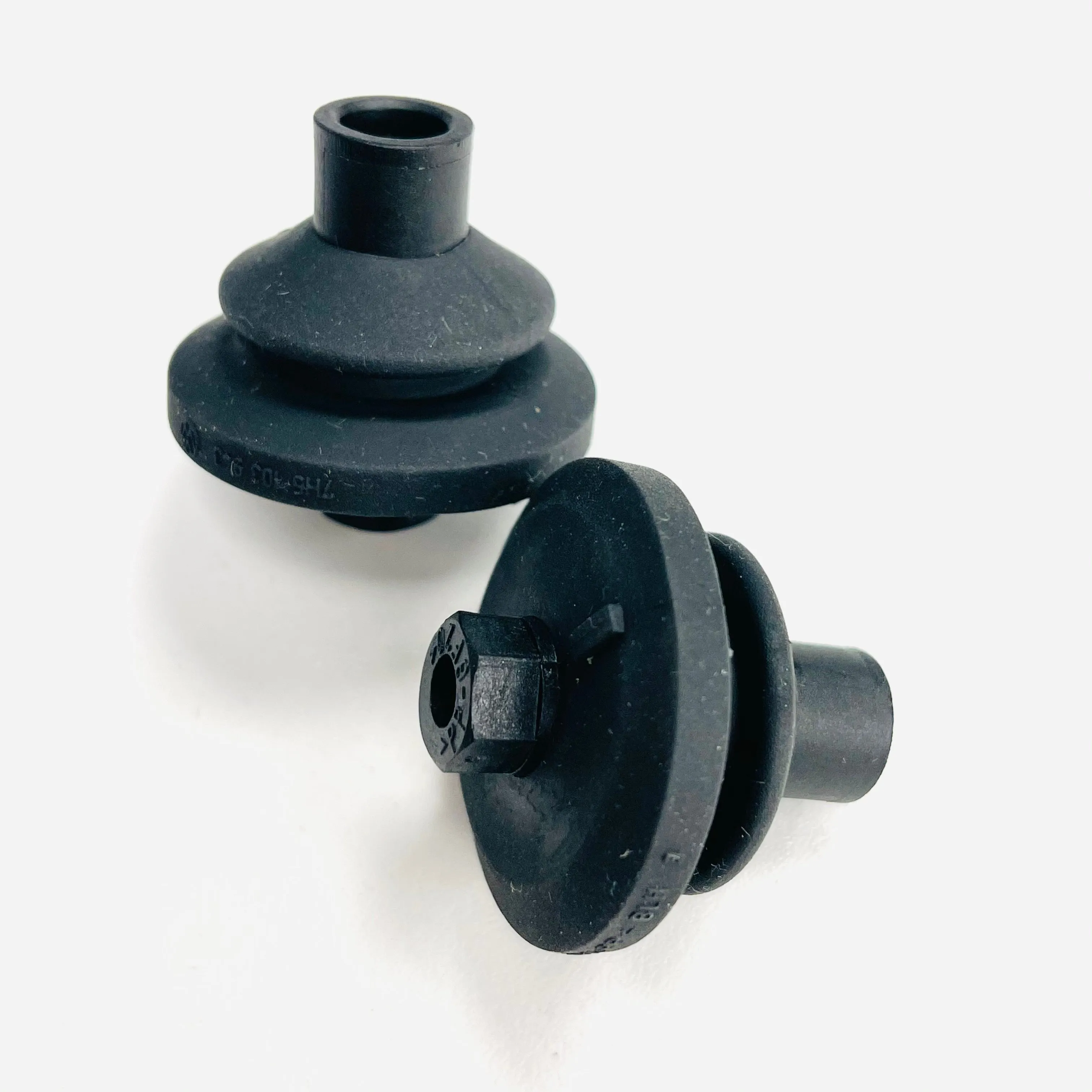 T5 ENGINE COVER GENUINE VW FIXING MOUNT