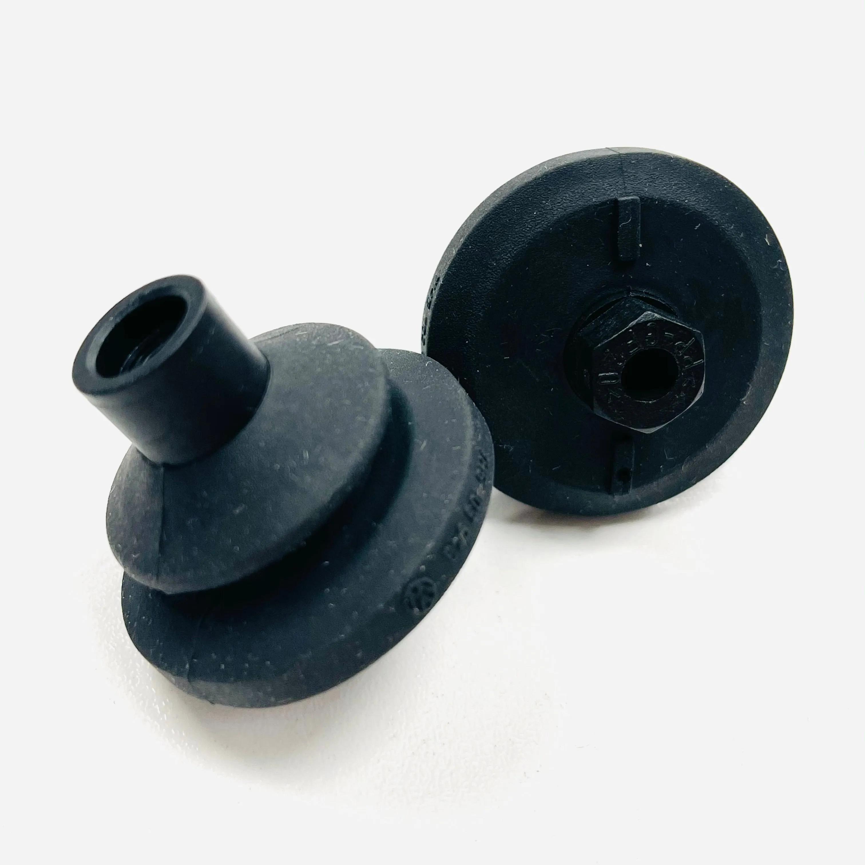 T5 ENGINE COVER GENUINE VW FIXING MOUNT