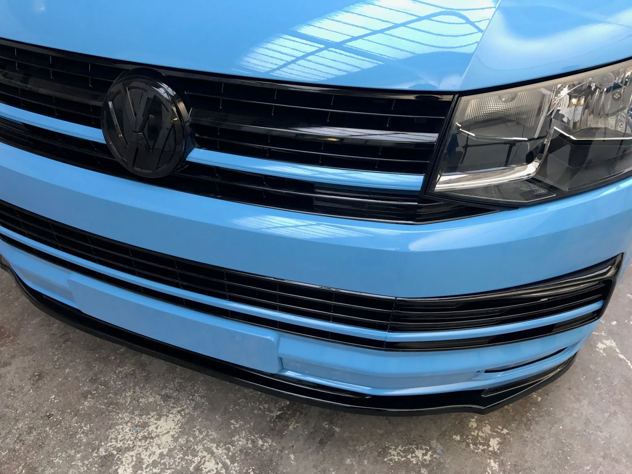 VW T6 / T6.1 Gloss black front grille badge.